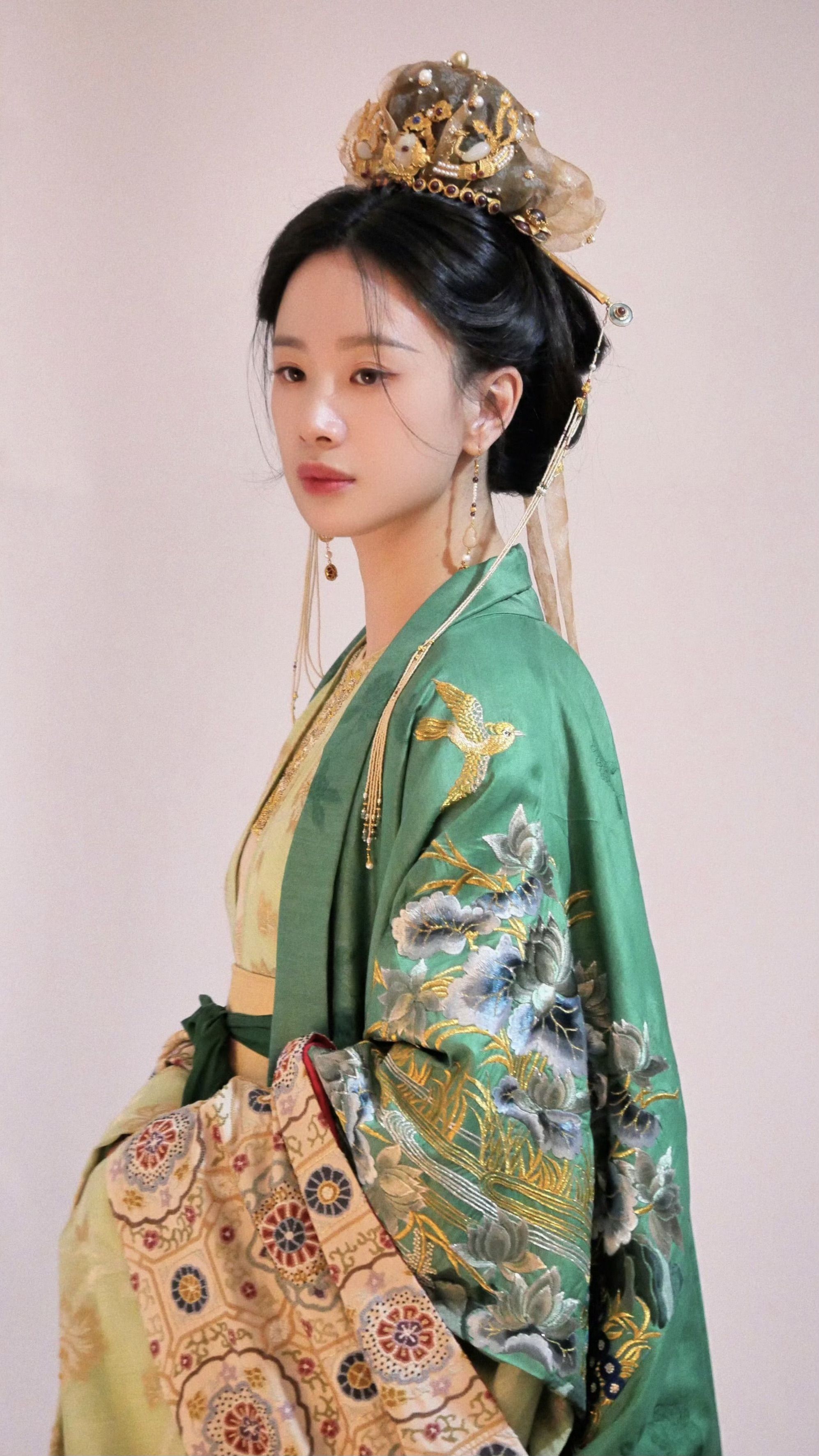 Pearl-Encrusted Cheongsam and Petticoats:A Glimpse into the Splendor of Traditional Chinese Fashion Pearl-Encrusted Cheongsam and Petticoats:A Glimpse into the Splendor of Traditional Chinese Fashion