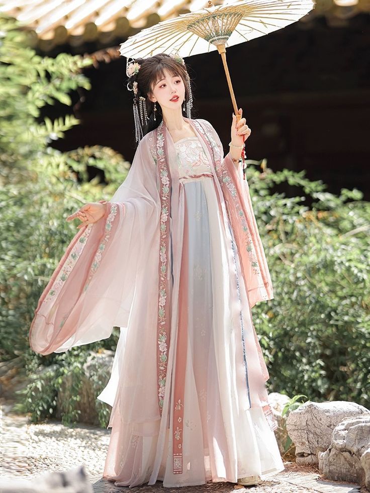 Elegance at Sixty:Womens Hanfu Fashion in Modern Times Elegance at Sixty:Womens Hanfu Fashion in Modern Times