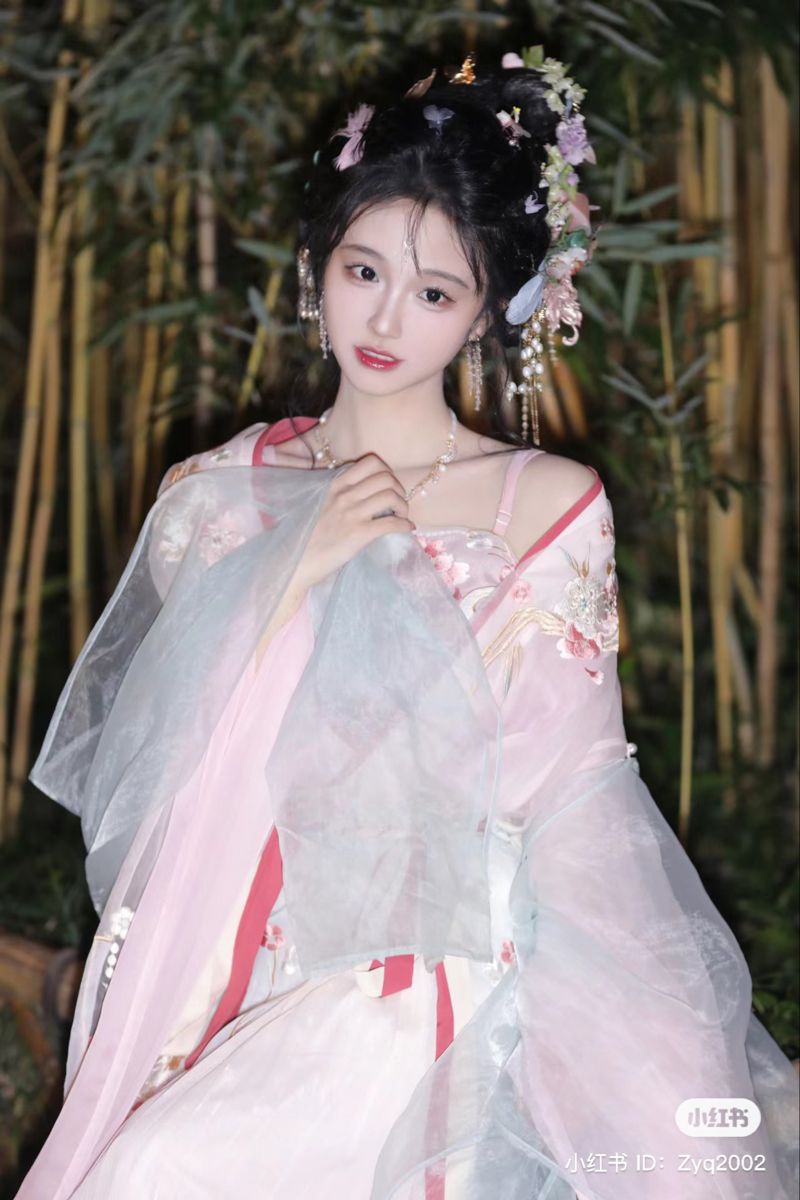Embracing the Feminine Heroism:Designing the Hair Ornaments of Hanfu with a Feminine Warrior Style Embracing the Feminine Heroism:Designing the Hair Ornaments of Hanfu with a Feminine Warrior Style