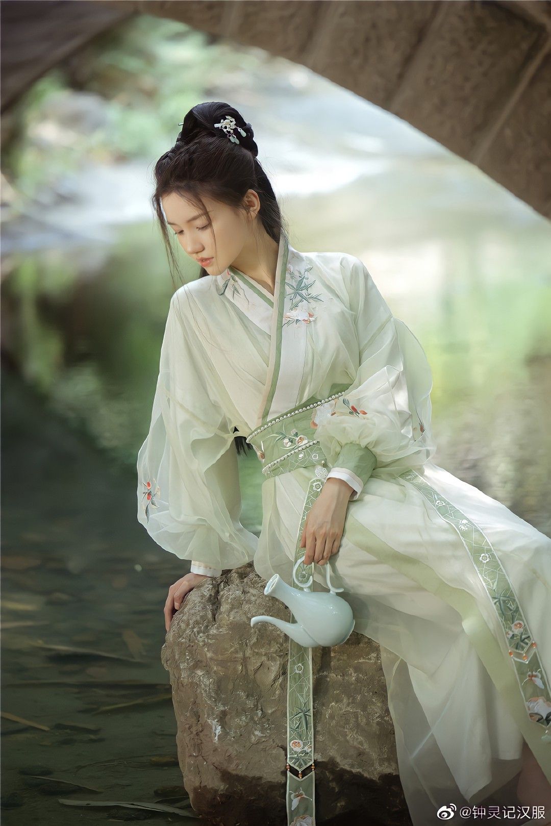 The Charm of a Light Green Horseface Skirt:A Closer Look at Traditional Beauty The Charm of a Light Green Horseface Skirt:A Closer Look at Traditional Beauty