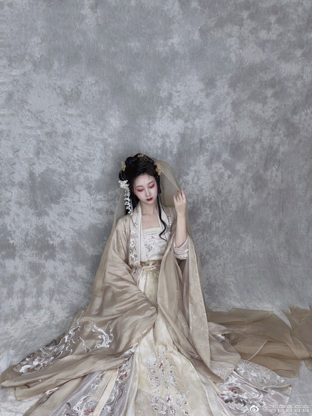 The Evolution of Blue and White Porcelain Dance Costumes in Traditional Hanfu Fashion The Evolution of Blue and White Porcelain Dance Costumes in Traditional Hanfu Fashion
