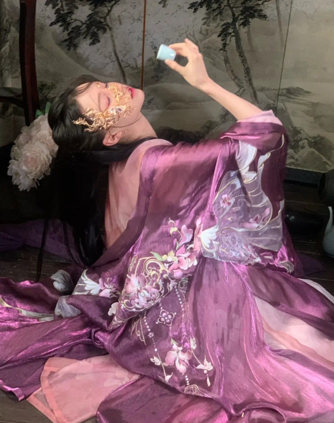 The Splendor of Traditional Chinese Wedding Gowns:The Hanfu,Phoenix Headdress,and Brilliant Robes The Splendor of Traditional Chinese Wedding Gowns:The Hanfu,Phoenix Headdress,and Brilliant Robes
