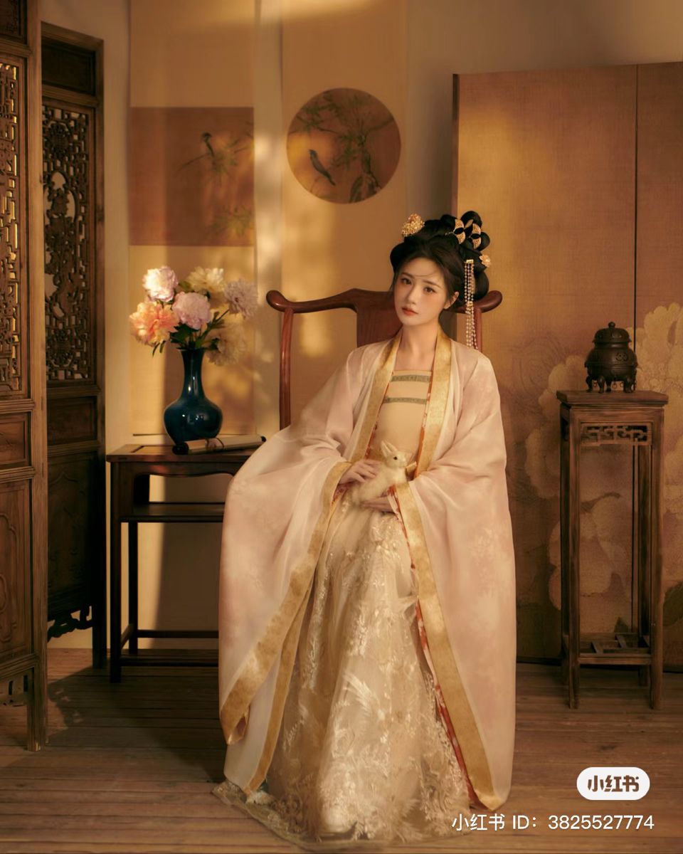Lotus Bloom Qipao:The Elegance of a Traditional Chinese Dress Lotus Bloom Qipao:The Elegance of a Traditional Chinese Dress
