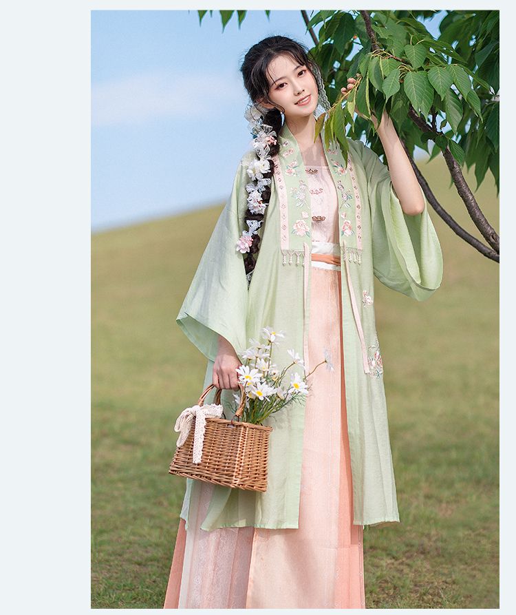 Classic Chinese Cheongsam:The Art of Traditional Flat-Cut with Full Opening Jacket Classic Chinese Cheongsam:The Art of Traditional Flat-Cut with Full Opening Jacket