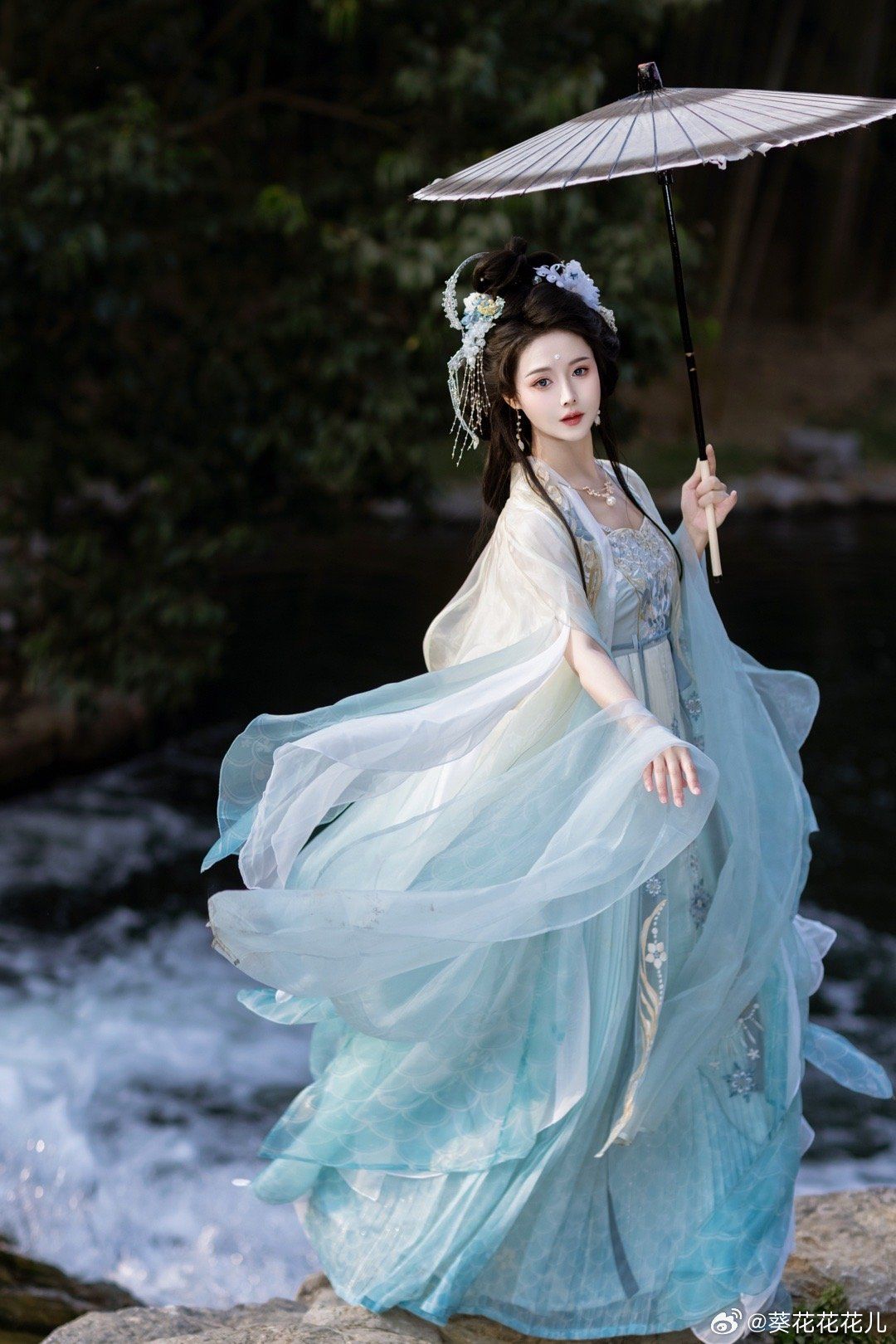Elegant Summer Hanfu for an 11-Year-Old Girl Elegant Summer Hanfu for an 11-Year-Old Girl