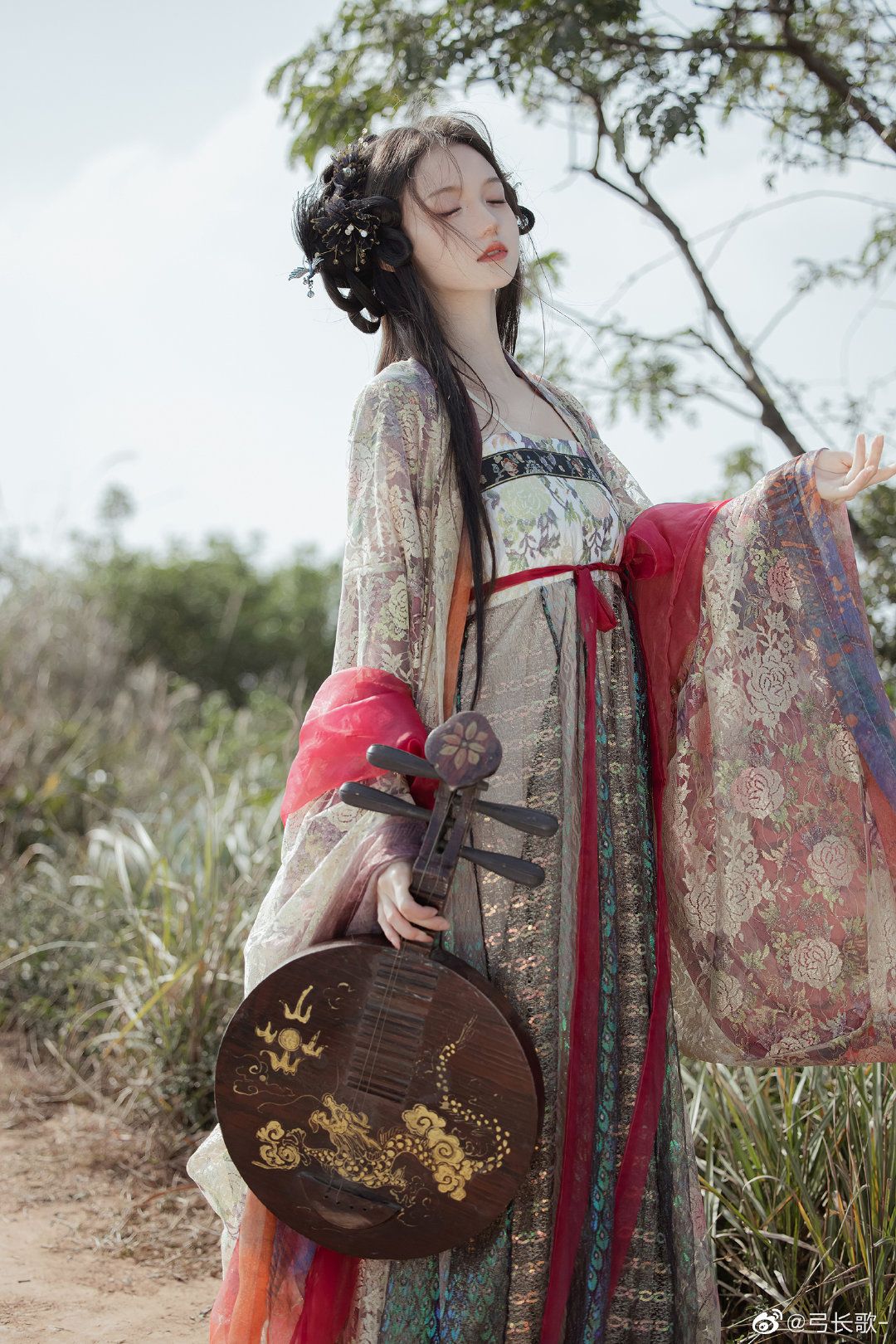 Golden Thread Cheongsam-Style Dress:A Blend of Tradition and Modern Elegance Golden Thread Cheongsam-Style Dress:A Blend of Tradition and Modern Elegance