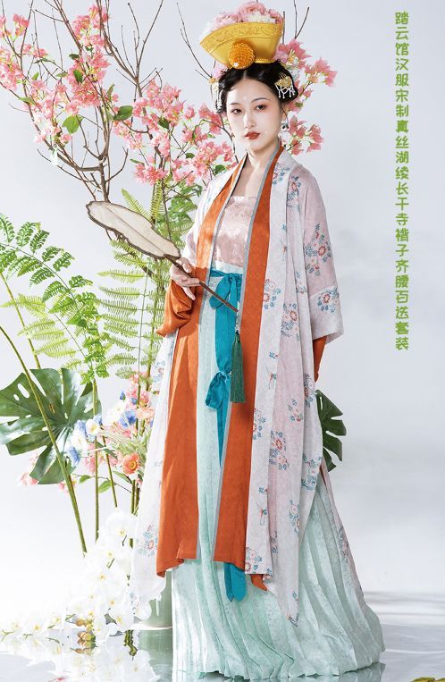 The Noble Elegance of Cheongsam Embodying Traditional Elegance The Noble Elegance of Cheongsam Embodying Traditional Elegance