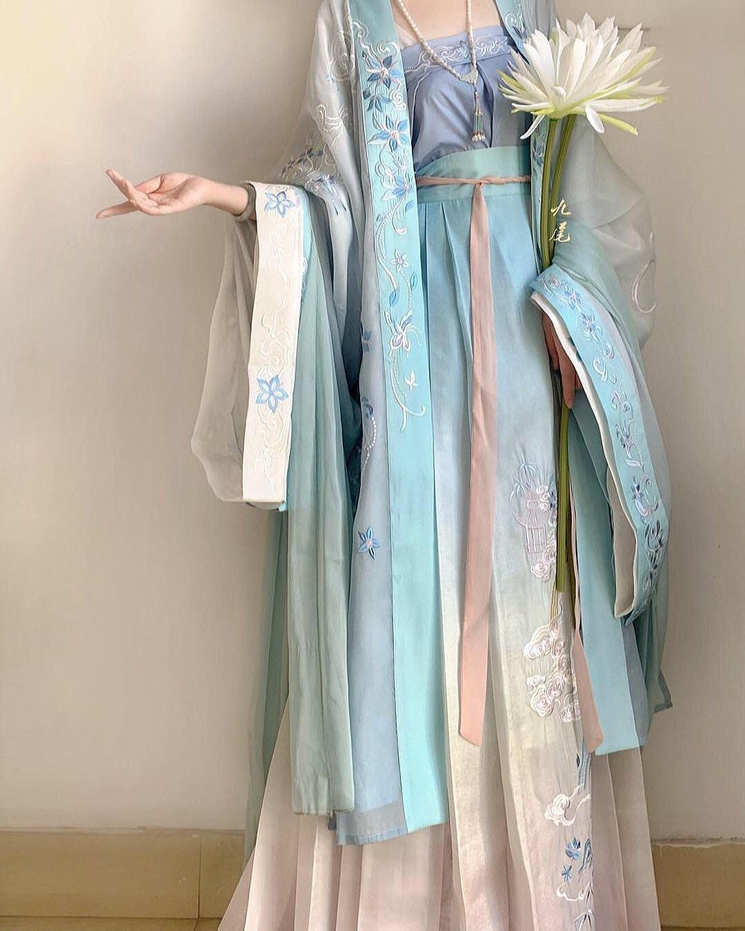 The Charm of White Cheongsam Skirt for Petite Figures The Charm of White Cheongsam Skirt for Petite Figures