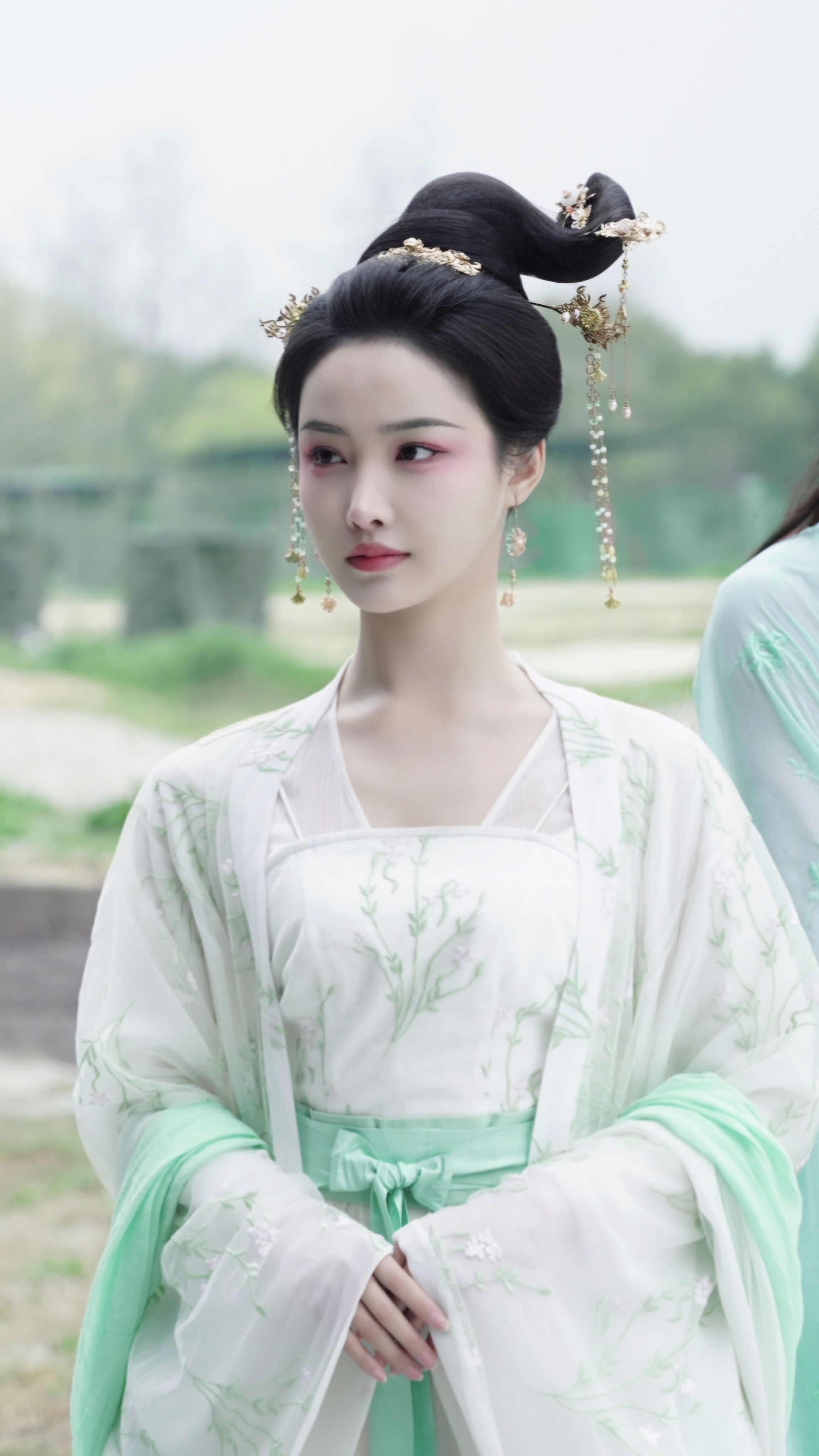 Darkness in Traditional Chinese Splendor:The Rise of Dark-Style Hanfu Fashion Darkness in Traditional Chinese Splendor:The Rise of Dark-Style Hanfu Fashion