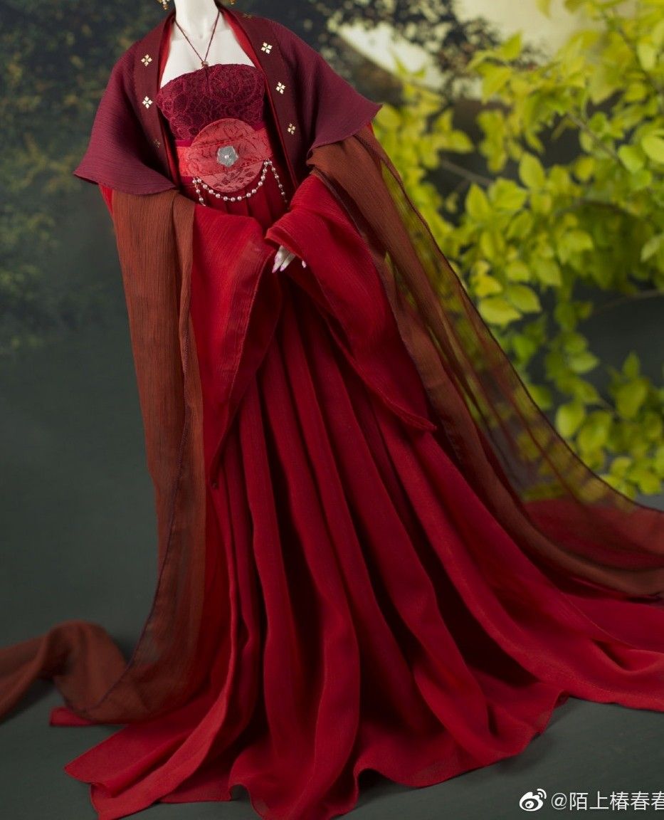The Revival of Traditional Tangzhuang Fashion Among Modern Youth The Revival of Traditional Tangzhuang Fashion Among Modern Youth