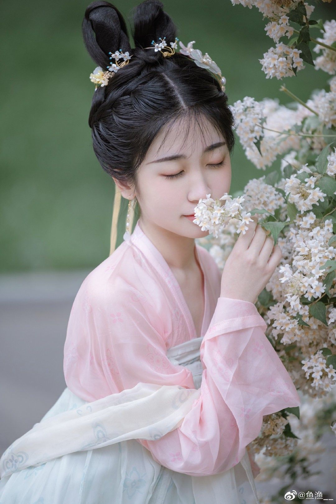 Winter Attire of Ancient Hanfu:The Splendor of Traditional Chinese Clothing Winter Attire of Ancient Hanfu:The Splendor of Traditional Chinese Clothing