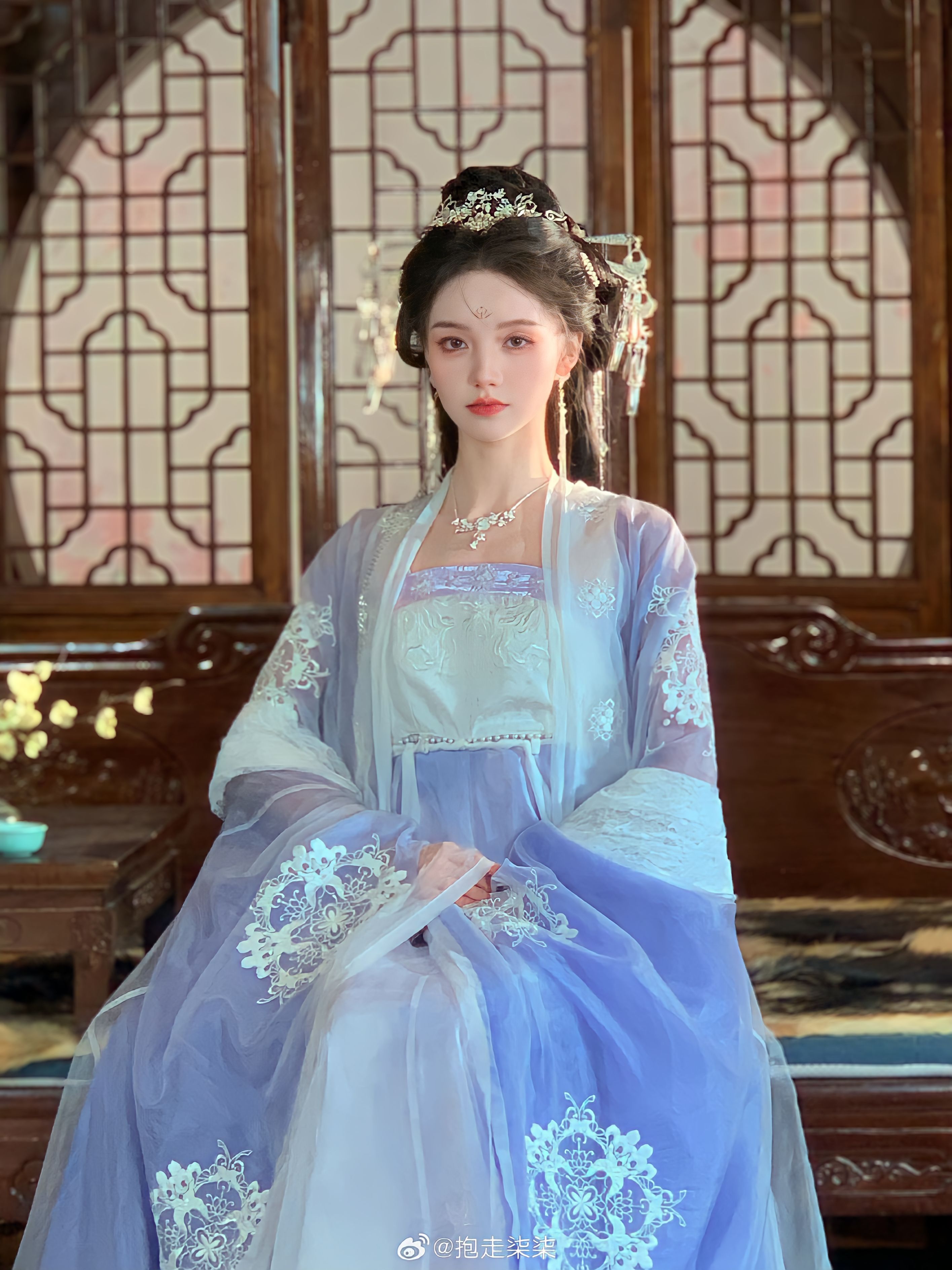 Elegant Girls Cheongsam Dress:A Blend of Tradition and Modernity Elegant Girls Cheongsam Dress:A Blend of Tradition and Modernity