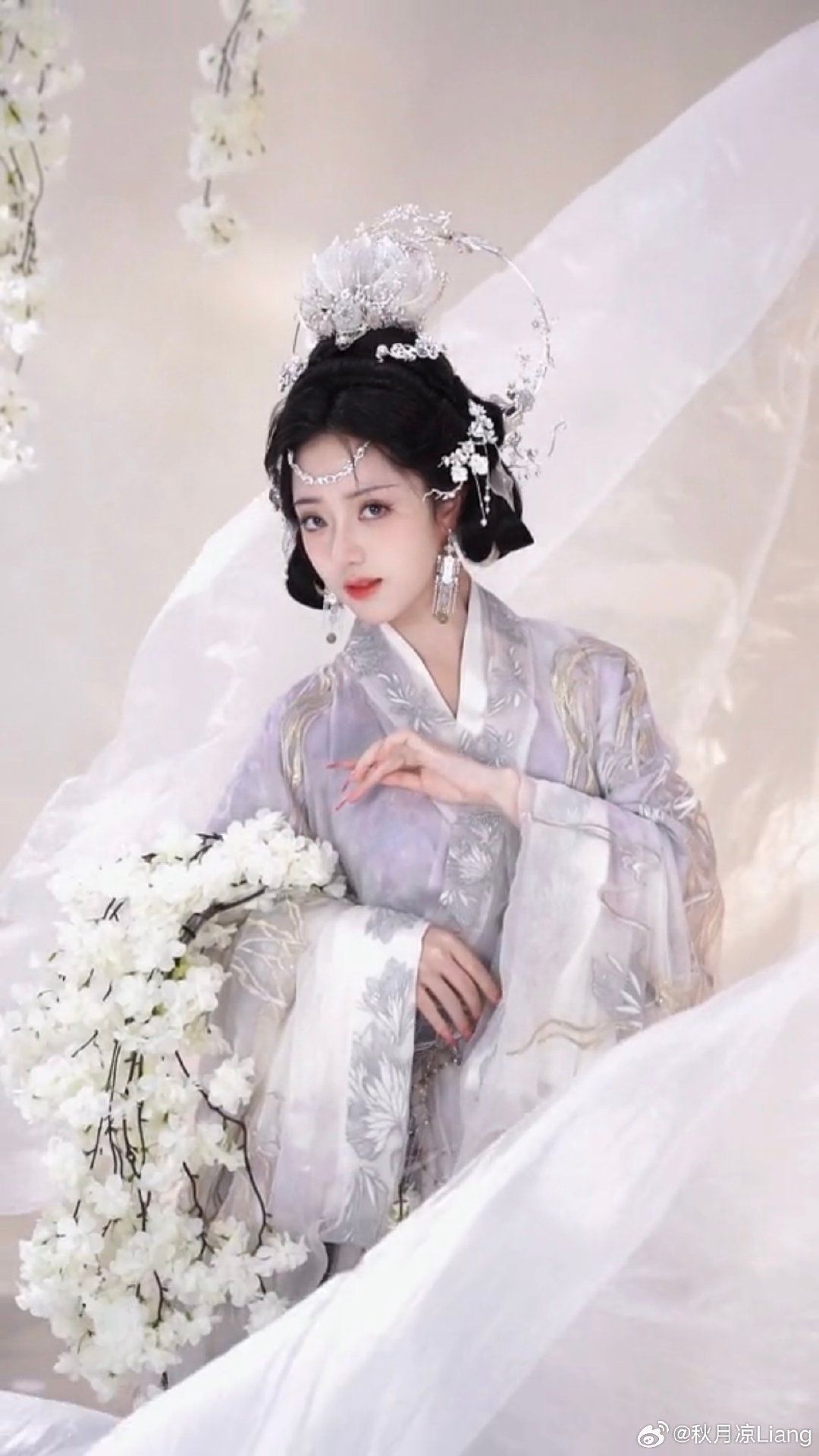Shanghais Nocturnal Elegance:The Chic Qipao and Modern Glamour Shanghais Nocturnal Elegance:The Chic Qipao and Modern Glamour
