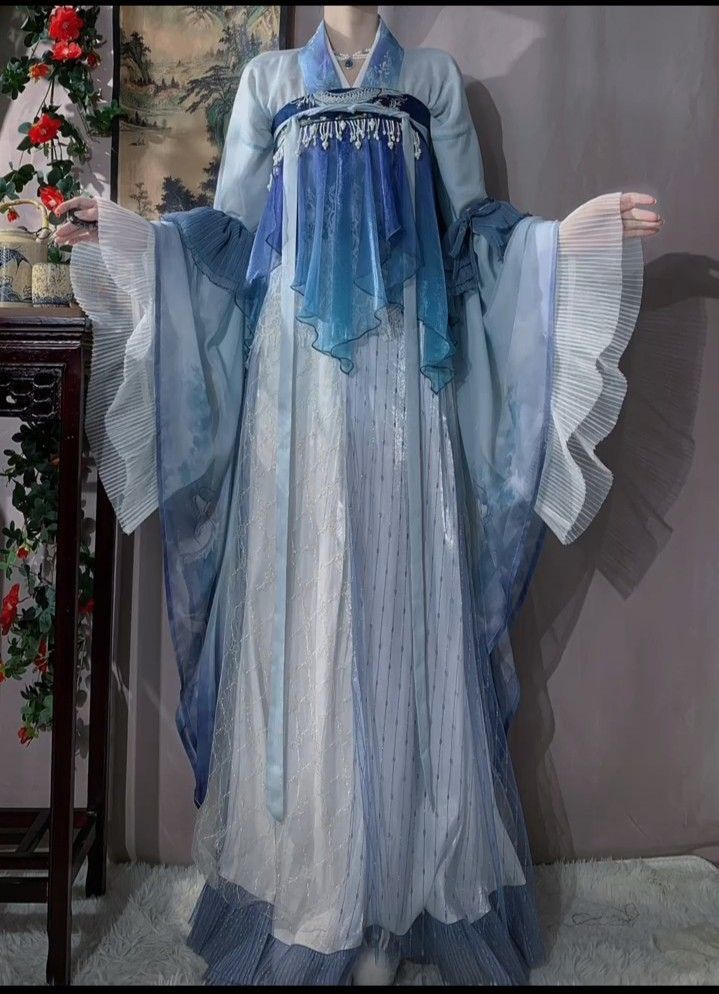 Winter Elegance:The Story of a Junior Middle School Girl in Traditional Hanfu Costume Winter Elegance:The Story of a Junior Middle School Girl in Traditional Hanfu Costume