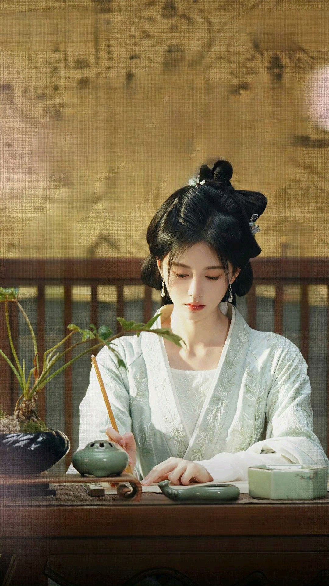 The Elegance of Hanfu:Waist-Grazing,Big-Sleeve Robes for Modern Women The Elegance of Hanfu:Waist-Grazing,Big-Sleeve Robes for Modern Women