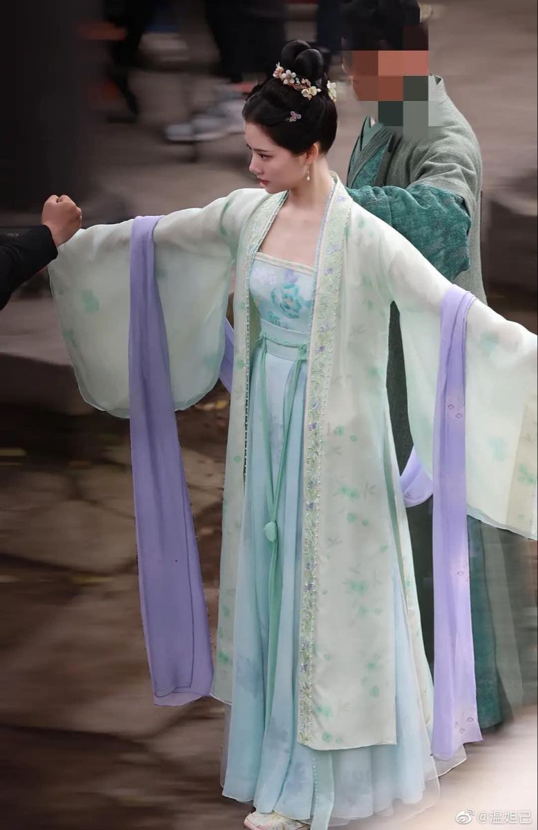 Adult Hanfu Fashion for Women in Ancient Style at Age 30 Adult Hanfu Fashion for Women in Ancient Style at Age 30