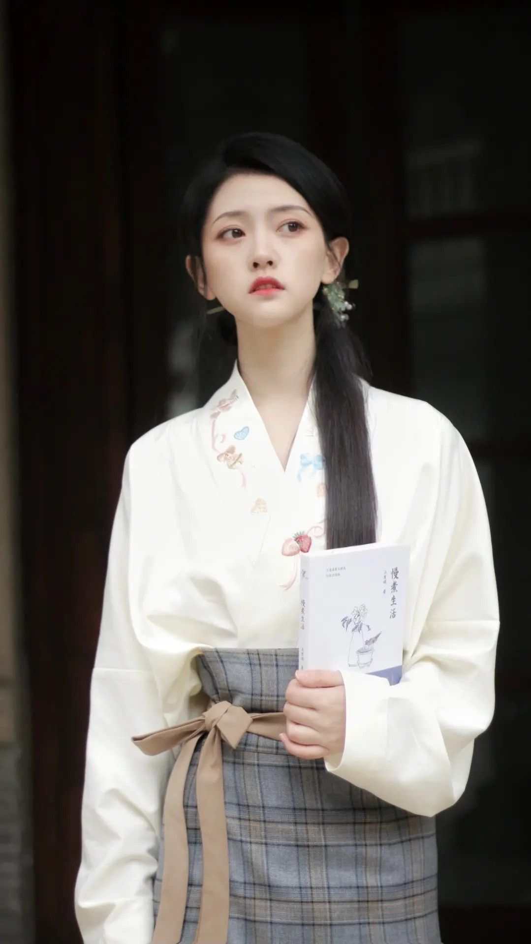 The Equestrian Charm of the Horseface Skirt and Hand Fans:A Cultural Exploration The Equestrian Charm of the Horseface Skirt and Hand Fans:A Cultural Exploration