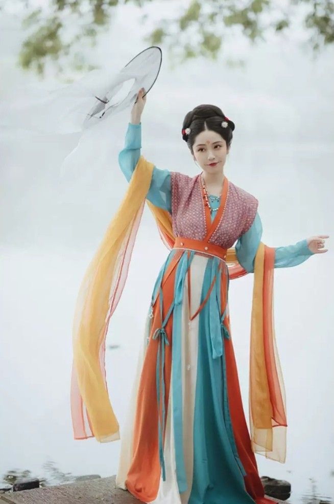 The Rise of Traditional Charm:Hanfu Fashion among Teenagers and its Online Influencers The Rise of Traditional Charm:Hanfu Fashion among Teenagers and its Online Influencers
