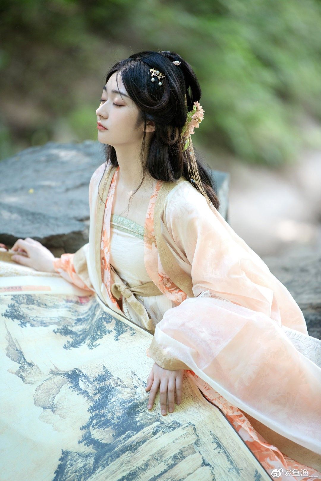 Short Hair Accessories and the Evolution of Womens Hanfu Traditional Chinese Fashion Short Hair Accessories and the Evolution of Womens Hanfu Traditional Chinese Fashion