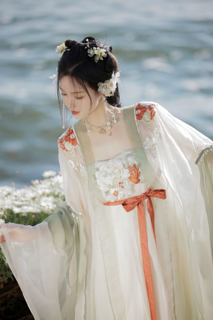 A Fairy-like Princess in a Hanfu Girls Q群 Skirt A Fairy-like Princess in a Hanfu Girls Q群 Skirt