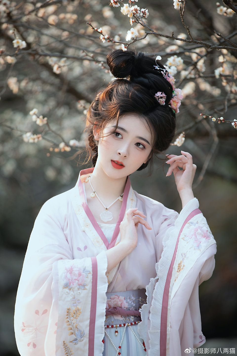 Summer in a Sleeveless Cheongsam without Collars:Embracing the Modern Elegance Summer in a Sleeveless Cheongsam without Collars:Embracing the Modern Elegance