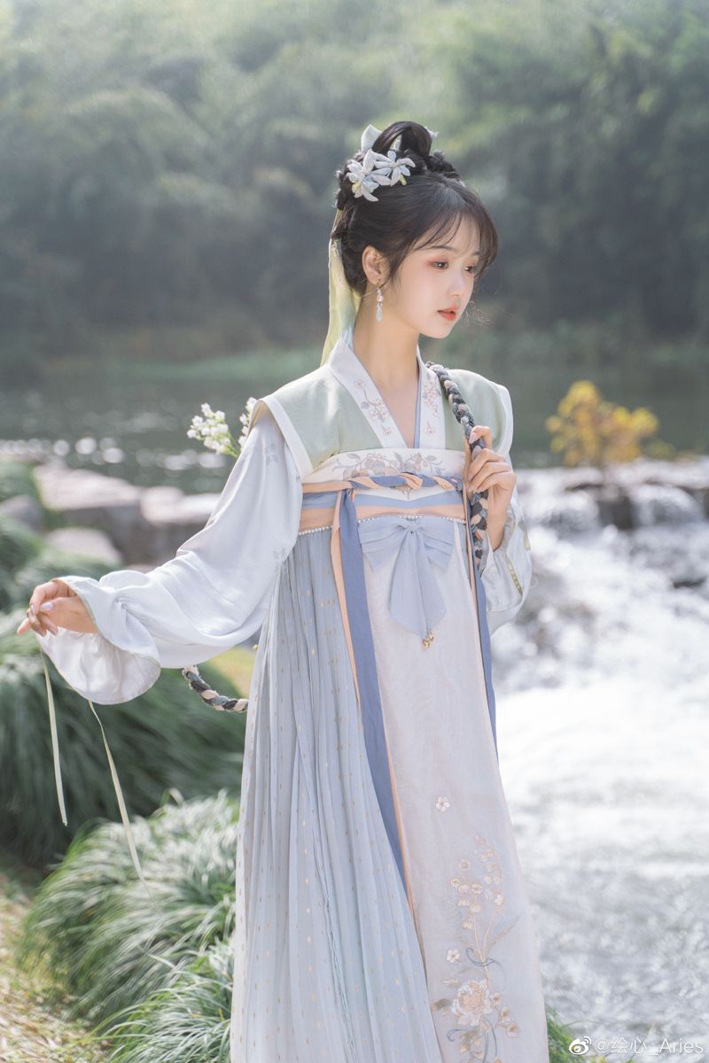 The Enchanting World of Childrens Hanfu Fan Dance:A Tale of a Little Girl in Traditional Attire The Enchanting World of Childrens Hanfu Fan Dance:A Tale of a Little Girl in Traditional Attire