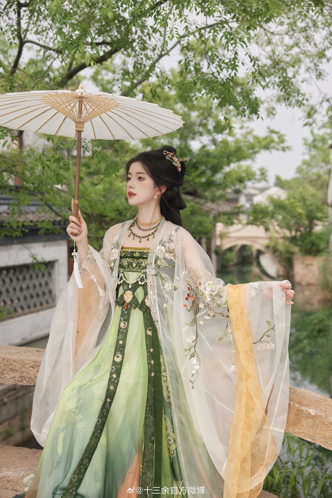 Chinese Cheongsam Elegance:A New Traditional Celebration for a One-Year-Olds Birthday Chinese Cheongsam Elegance:A New Traditional Celebration for a One-Year-Olds Birthday