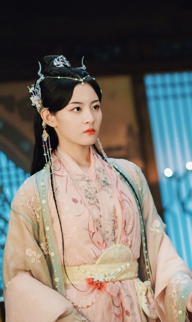 Phoenix-Inspired Cheongsam:A Blend of Tradition and Elegance Phoenix-Inspired Cheongsam:A Blend of Tradition and Elegance
