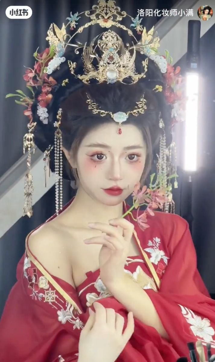 Vibrant Red Hanfu Costumes for Women in Autumn and Winter Vibrant Red Hanfu Costumes for Women in Autumn and Winter