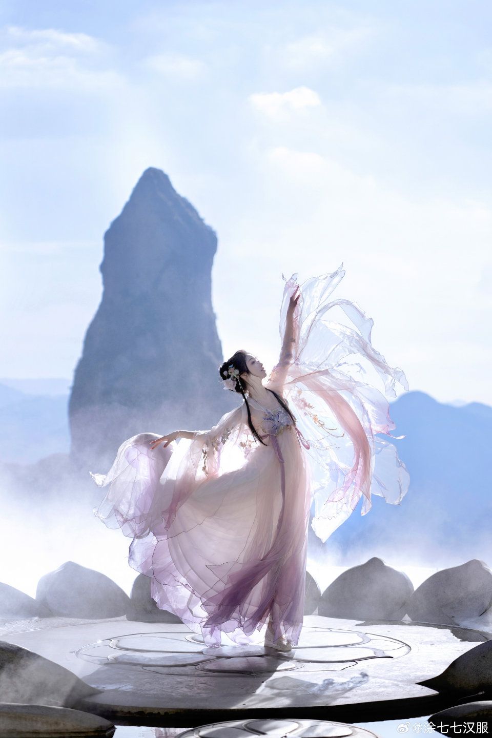 Summer in Black Gold:The Revival of Hanfu Fashion Summer in Black Gold:The Revival of Hanfu Fashion