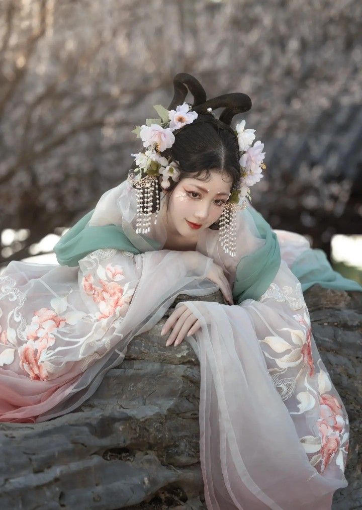 Poetic Elegance of Cheongsam:The Charm of Qipao in Cultural Context Poetic Elegance of Cheongsam:The Charm of Qipao in Cultural Context