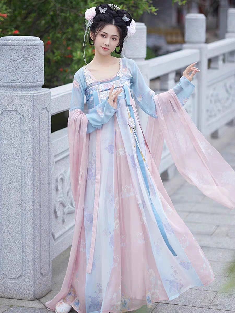 A Little Girl and Her Hanfu Fan:The Enchantment of Traditional Chinese Beauty A Little Girl and Her Hanfu Fan:The Enchantment of Traditional Chinese Beauty