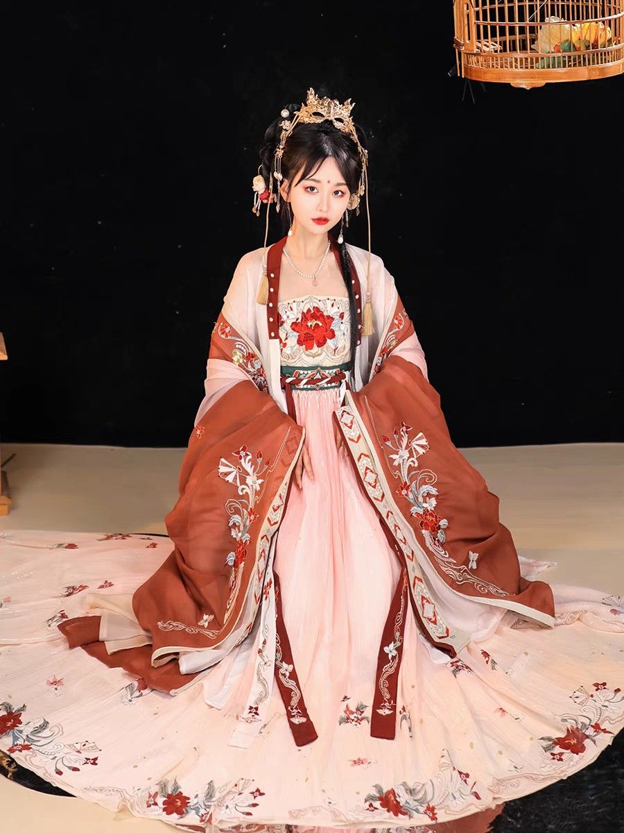 The Dominating Presence of a Hanfu Student in Ancient Costume The Dominating Presence of a Hanfu Student in Ancient Costume