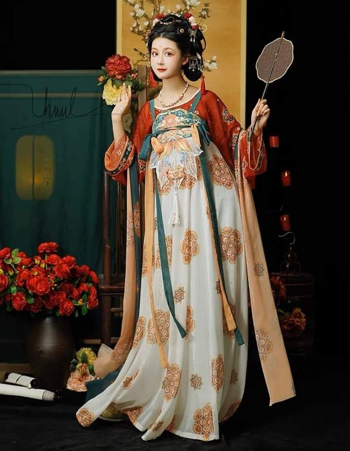 New Simplicity in Fashion:The Mid-Length Cheongsam New Simplicity in Fashion:The Mid-Length Cheongsam