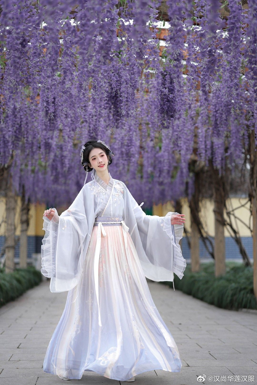 Mini-Sized Mandarin-Style Horseface Skirt:Embracing the Essence of Traditional Chinese Fashion Mini-Sized Mandarin-Style Horseface Skirt:Embracing the Essence of Traditional Chinese Fashion