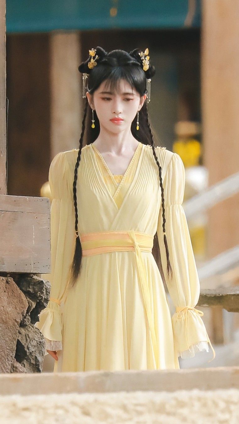The Splendor of Hanfu:The Story of Chest-High Collars and Their Role in Traditional Chinese Fashion The Splendor of Hanfu:The Story of Chest-High Collars and Their Role in Traditional Chinese Fashion