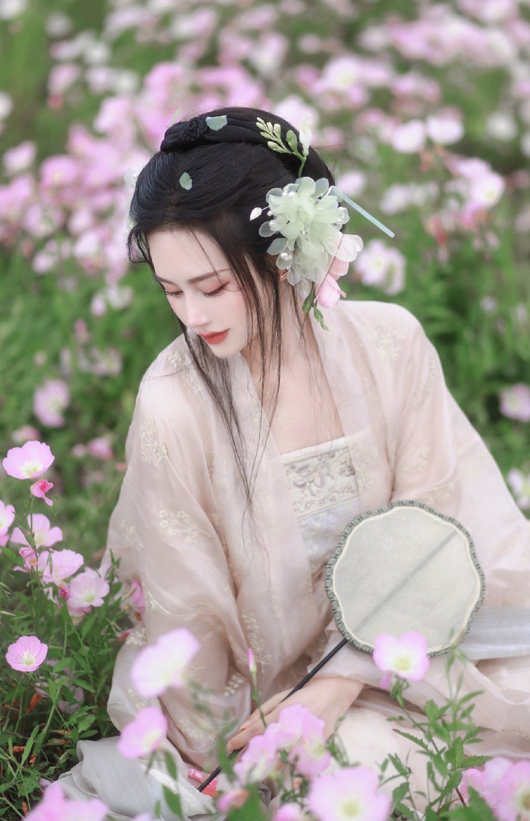 V-neck Cheongsam Dress:Embodying the Noble Elegance of Traditional Chinese Fashion V-neck Cheongsam Dress:Embodying the Noble Elegance of Traditional Chinese Fashion