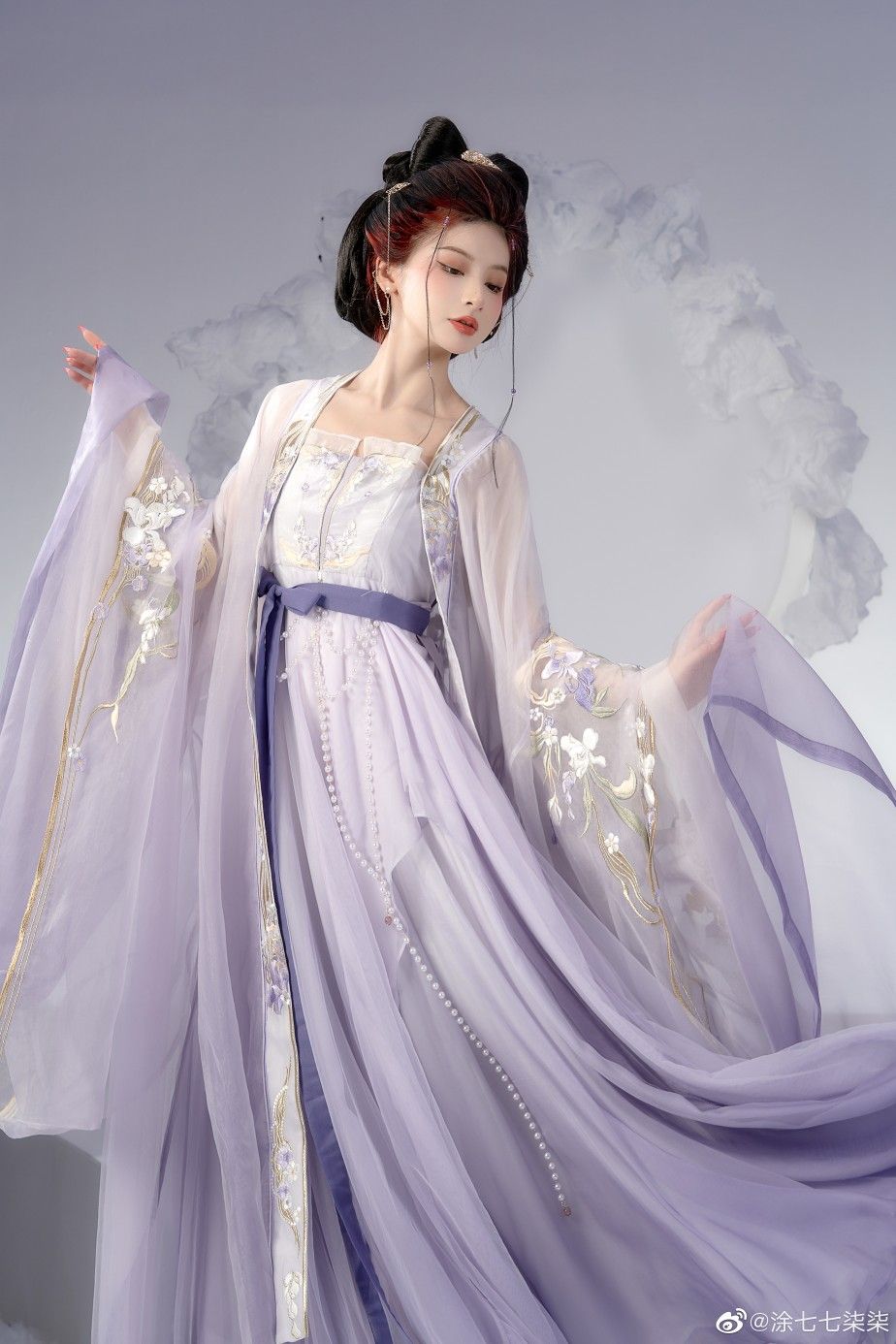 Mid-Length Sleeve Cheongsam Skirt with Three-Quarter Length Thin Fabric Design Mid-Length Sleeve Cheongsam Skirt with Three-Quarter Length Thin Fabric Design