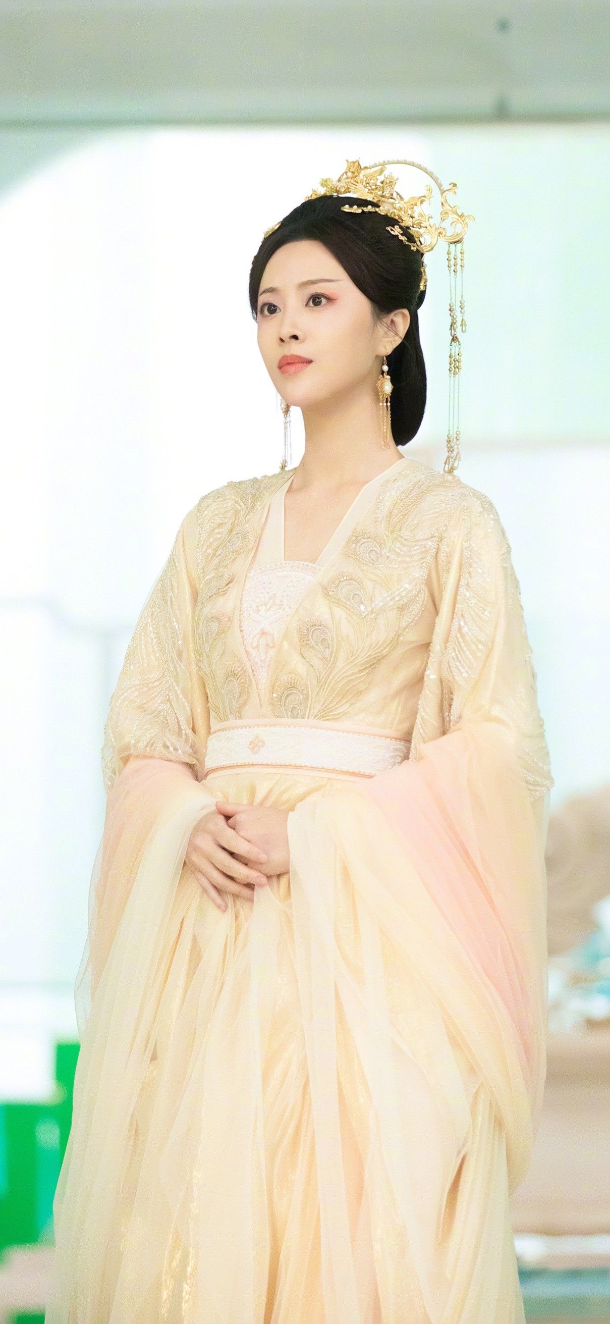 The Elegance of a Halter-Style Cheongsam with a Long Skirt The Elegance of a Halter-Style Cheongsam with a Long Skirt