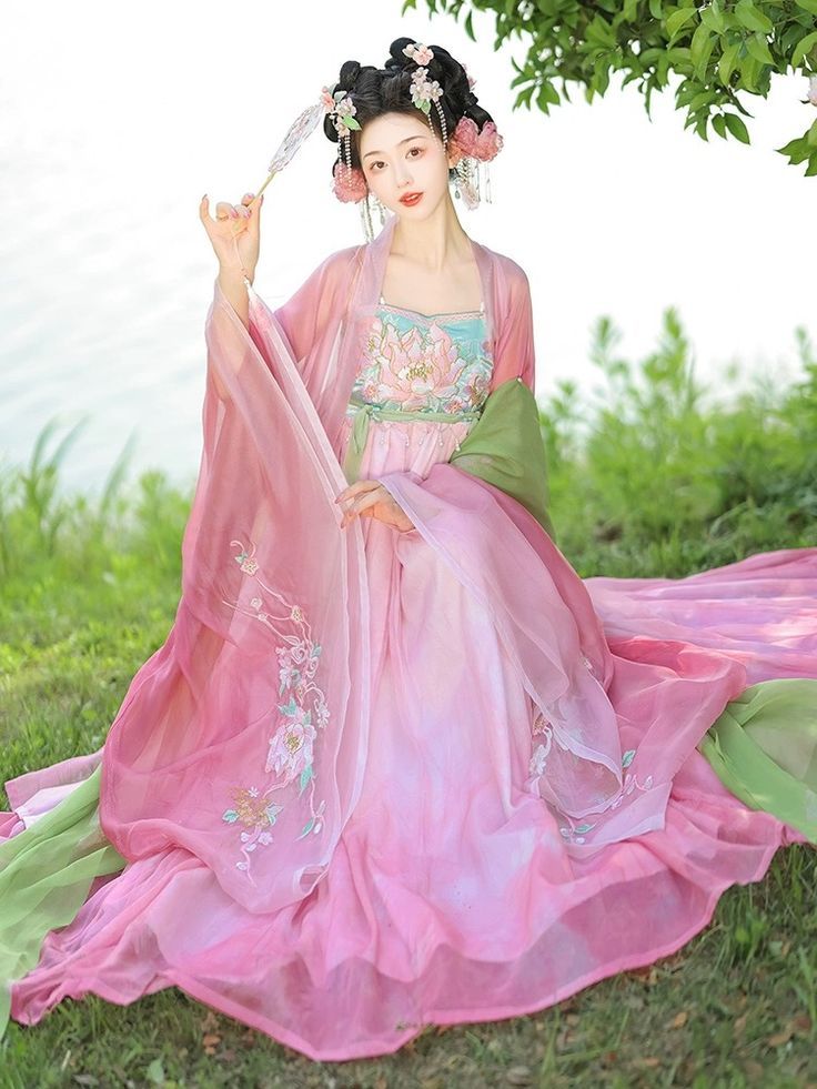 Hanfu Elegance:Yang Mis Journey into Traditional Chinese Fashion Hanfu Elegance:Yang Mis Journey into Traditional Chinese Fashion