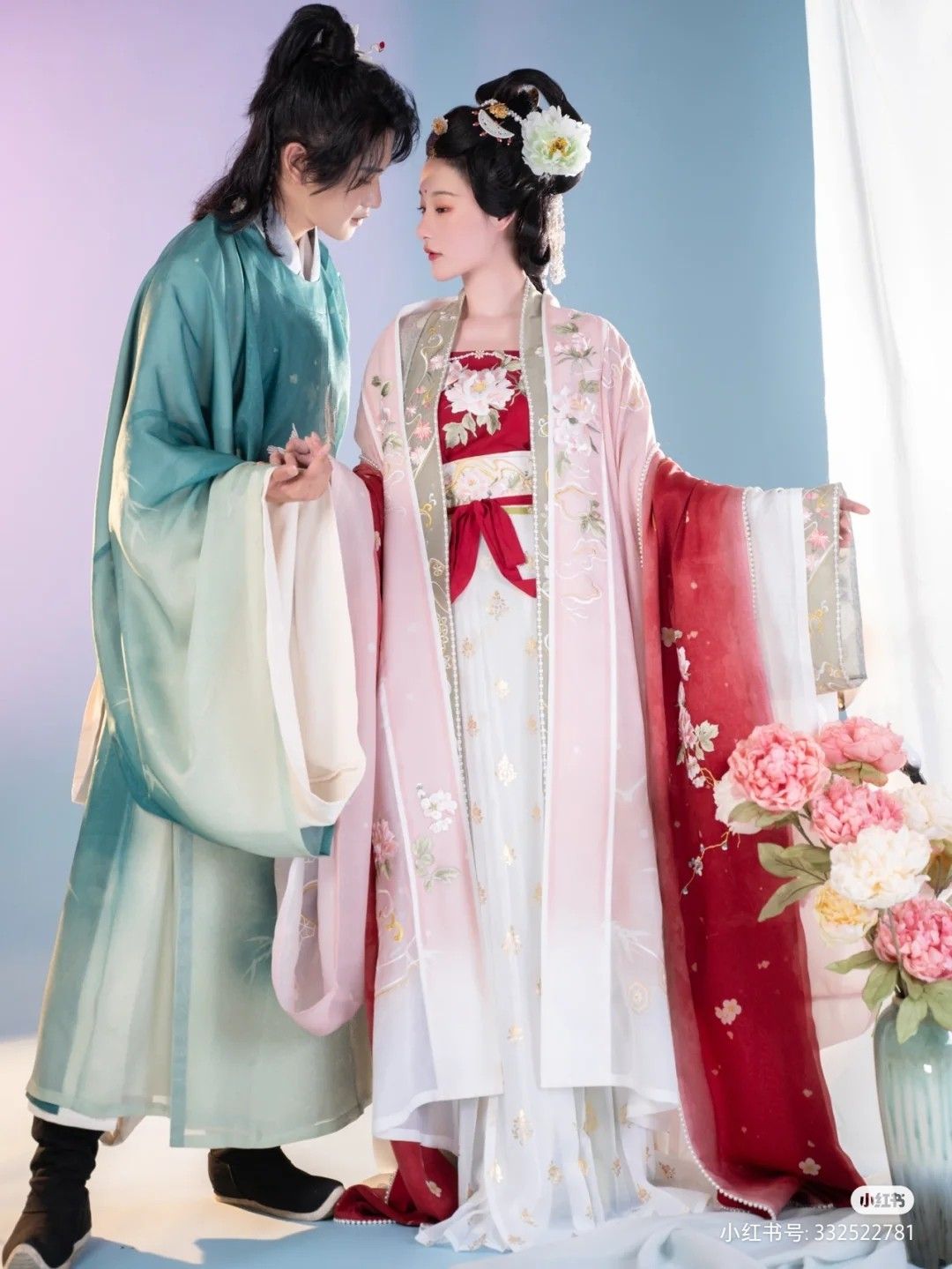 The Splendor of Traditional Chinese Wedding:The Phoenix Crown and Bridal Robes in Hanfu Fashion The Splendor of Traditional Chinese Wedding:The Phoenix Crown and Bridal Robes in Hanfu Fashion