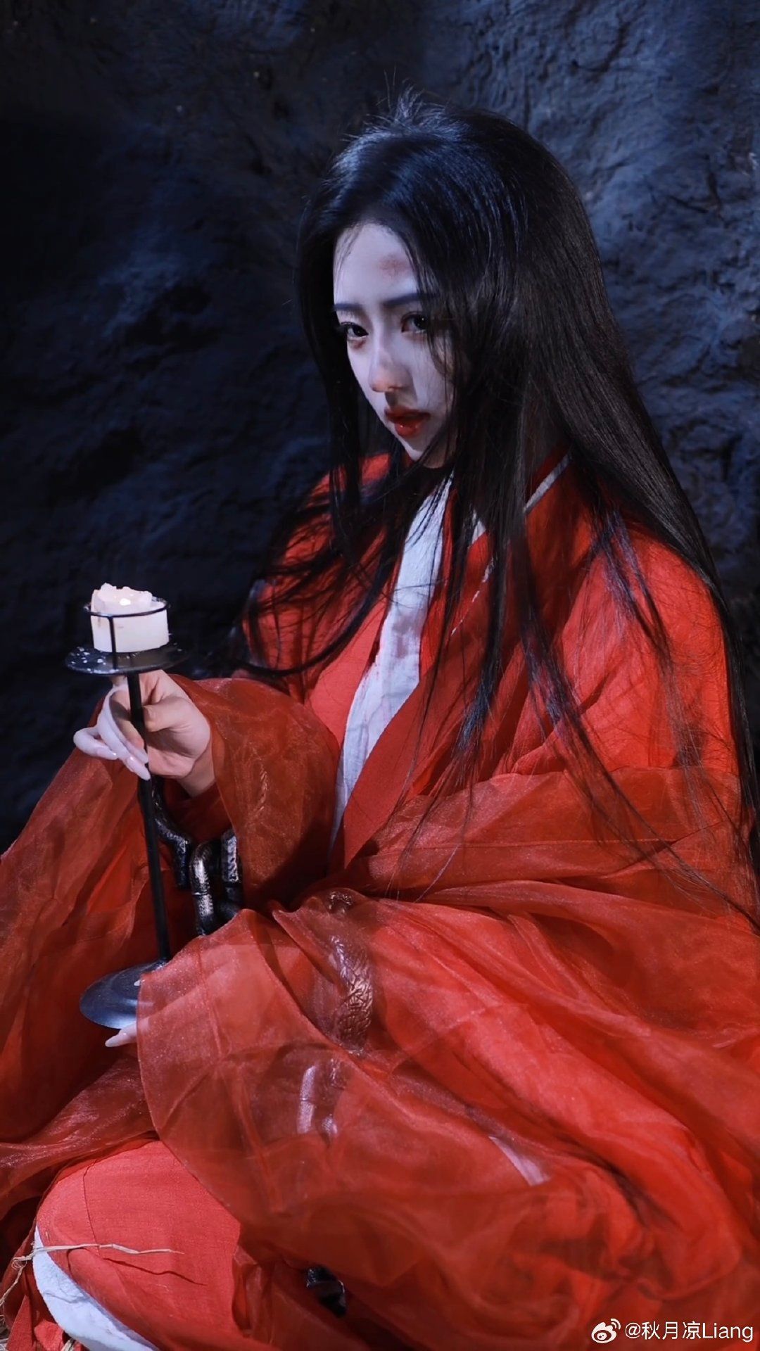 Vibrant Red Ming-Style Hanfu for a Winter Splendor Vibrant Red Ming-Style Hanfu for a Winter Splendor