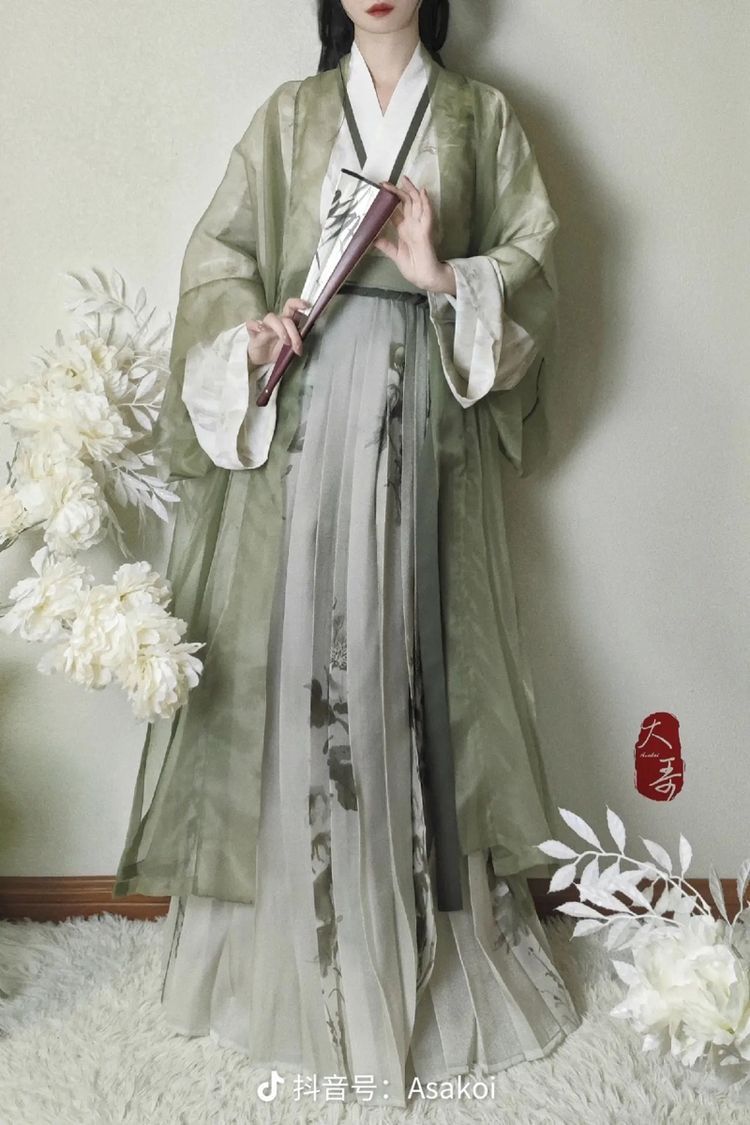 Xizis Inquiry:The Revival of Hanfu,the Traditional Chinese Dress for Girls Xizis Inquiry:The Revival of Hanfu,the Traditional Chinese Dress for Girls