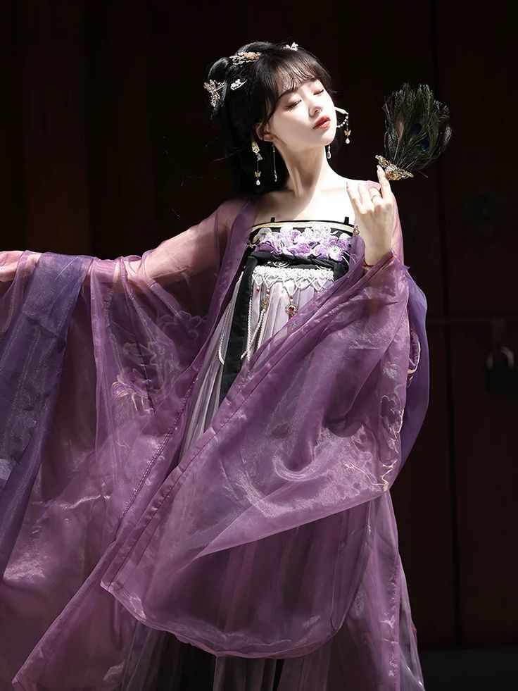 The Allure of Sleeveless Cheongsam with a Cape-like Jacket The Allure of Sleeveless Cheongsam with a Cape-like Jacket