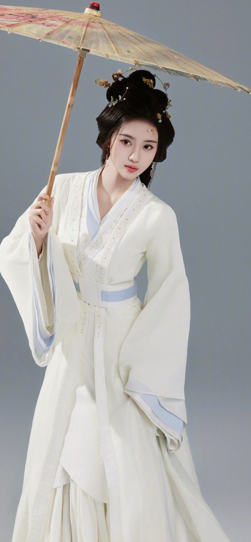 Summer in a Hanfu Cross-Collar Blouse:An Insight into Traditional Chinese Clothing Summer in a Hanfu Cross-Collar Blouse:An Insight into Traditional Chinese Clothing