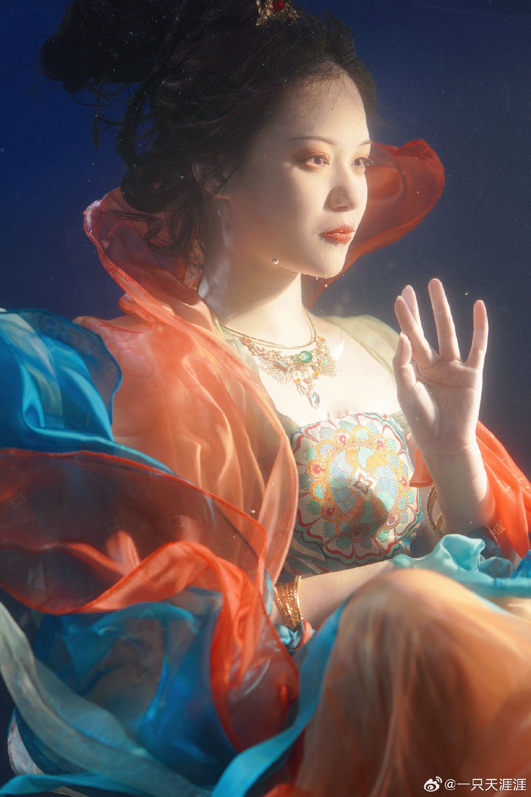 Trending Superstar Cheongsam:The Latest Fashion in Flag-Bearing Elegance Trending Superstar Cheongsam:The Latest Fashion in Flag-Bearing Elegance