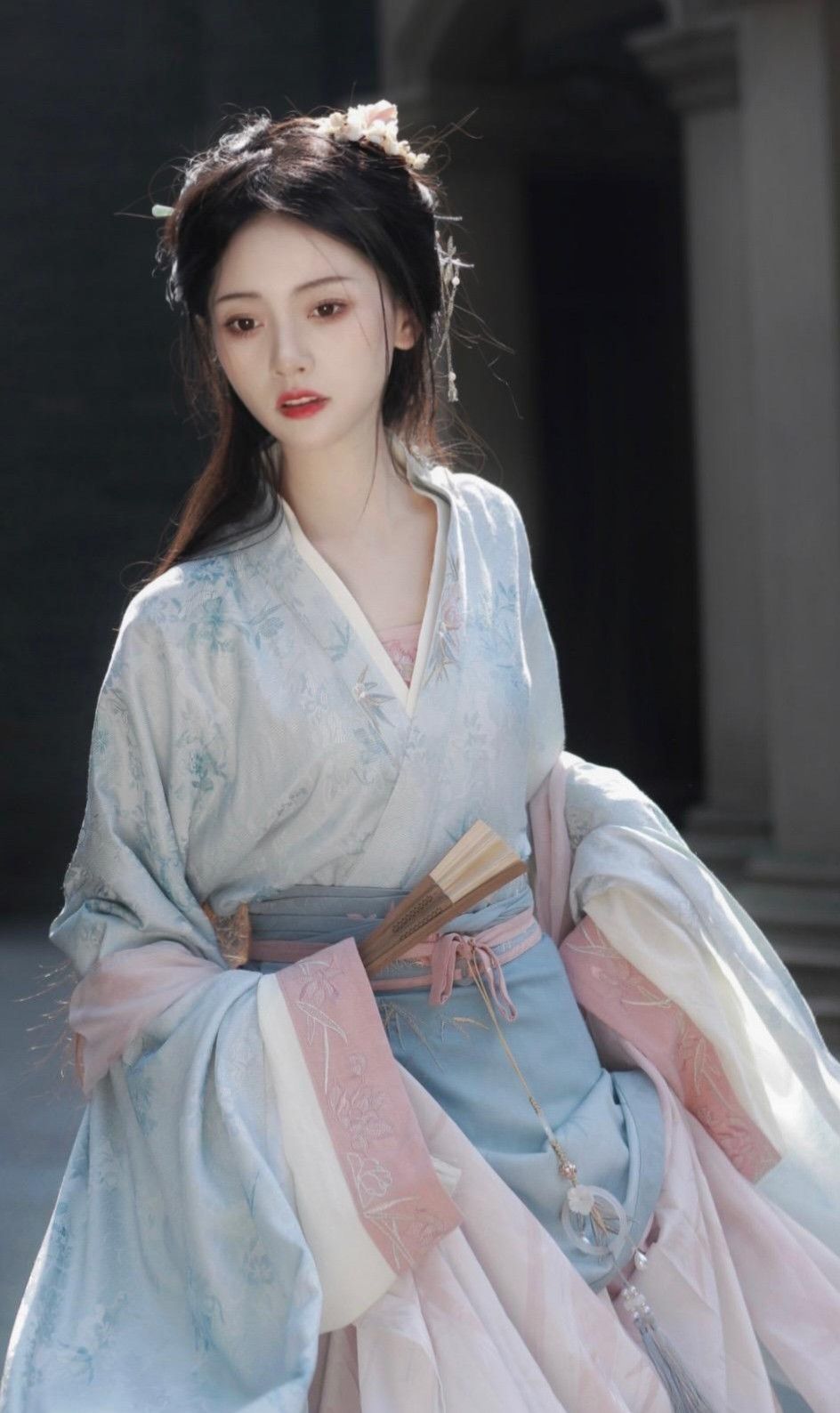 Elegant Splendor:The Allure of Hanfu Fashion in the Style of Mind Like Silk Elegant Splendor:The Allure of Hanfu Fashion in the Style of Mind Like Silk