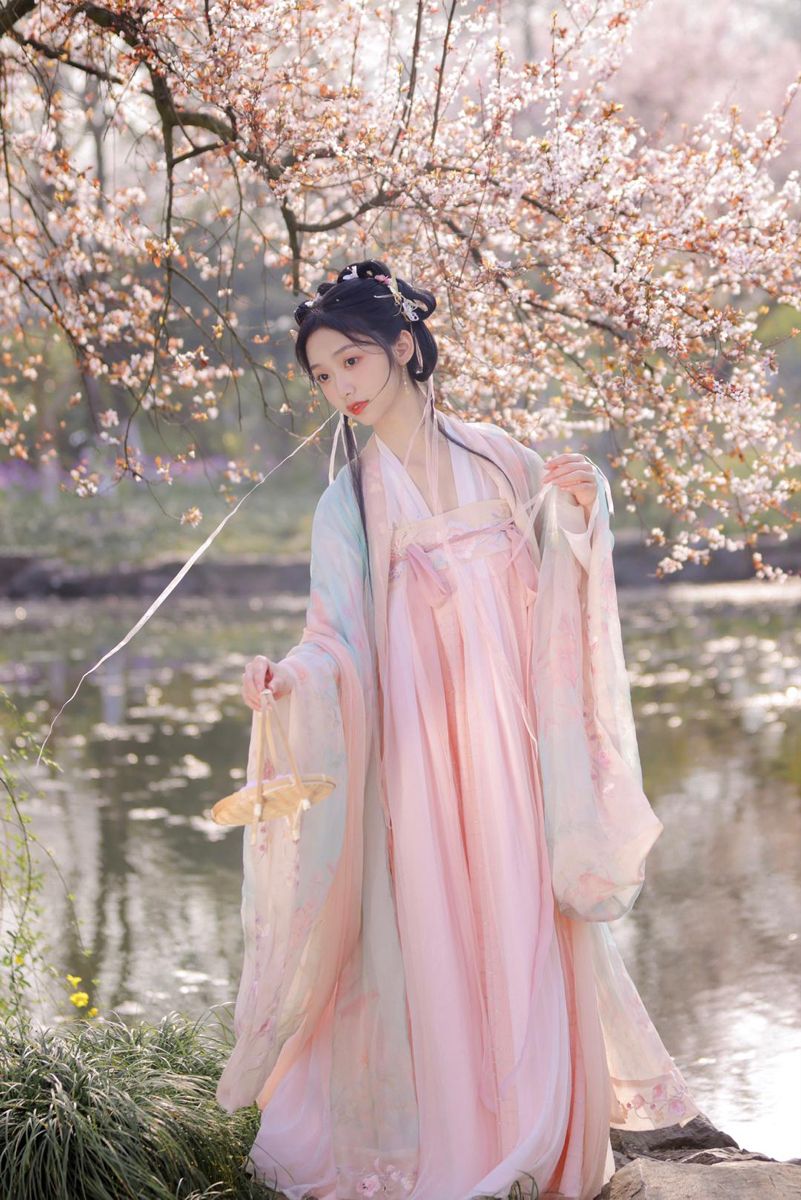 The Splendor of Hanfu Robes:The Story of Yang Guifei and Her Xipei Robes The Splendor of Hanfu Robes:The Story of Yang Guifei and Her Xipei Robes