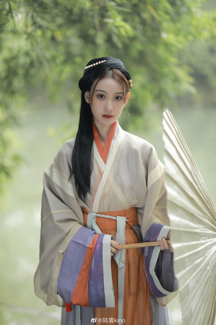 The Double Sided Charm of Hanfu Foldable Fans The Double Sided Charm of Hanfu Foldable Fans