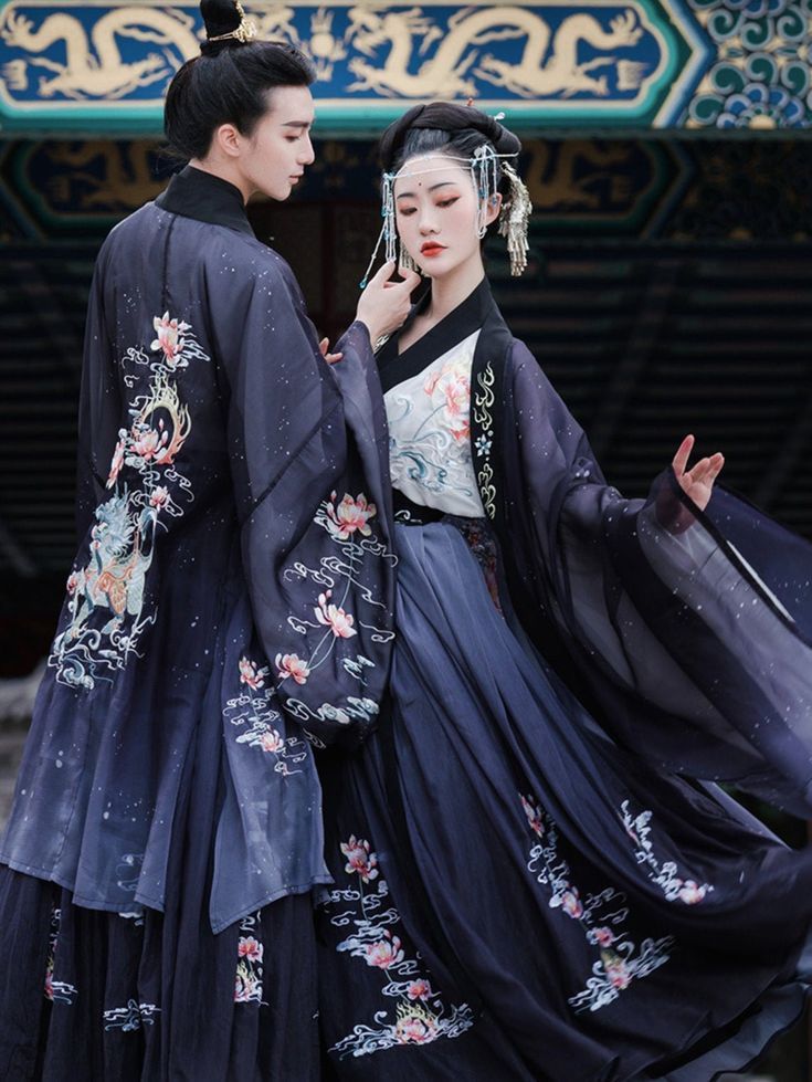 The Classic Elegance of a Long-sleeved White Cheongsam The Classic Elegance of a Long-sleeved White Cheongsam